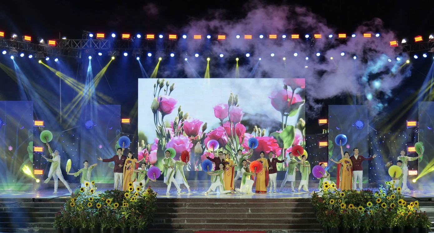 Văn nghệ chào mừng.