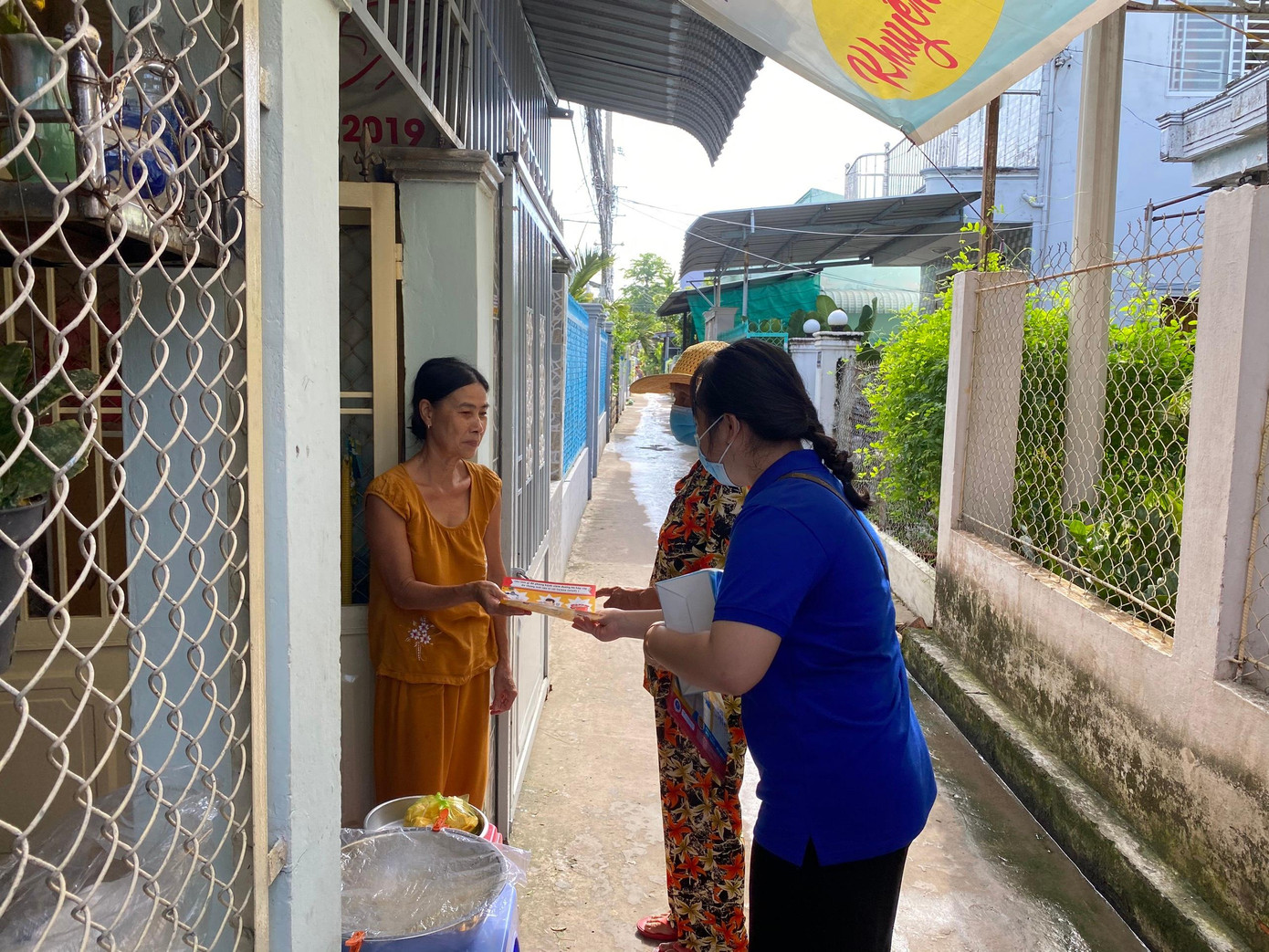 Giai đoạn 2 (từ 23/5 đến 31/5/2021): Tuyên truyền, vận động tất cả người dân trên địa bàn thành phố thực hiện việc khai báo y tế và cài đặt ứng dụng Bluezone; Phối hợp với Tổ phòng, chống COVID cộng đồng để triển khai đến từng hộ gia đình, phối họp cùng VNPT Cần Thơ để thống kê số lượng cài đặt ứng dụng Bluezone. Giai đoạn 2 (từ 23/5 đến 31/5/2021): Tuyên truyền, vận động tất cả người dân trên địa bàn thành phố thực hiện việc khai báo y tế và cài đặt ứng dụng Bluezone; Phối hợp với Tổ phòng, chống COVID cộng đồng để triển khai đến từng hộ gia đình, phối họp cùng VNPT Cần Thơ để thống kê số lượng cài đặt ứng dụng Bluezone.