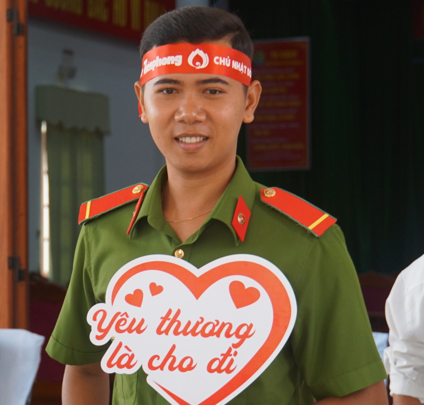 Chiến sĩ háo hức tham gia hiến máu tình nguyện.