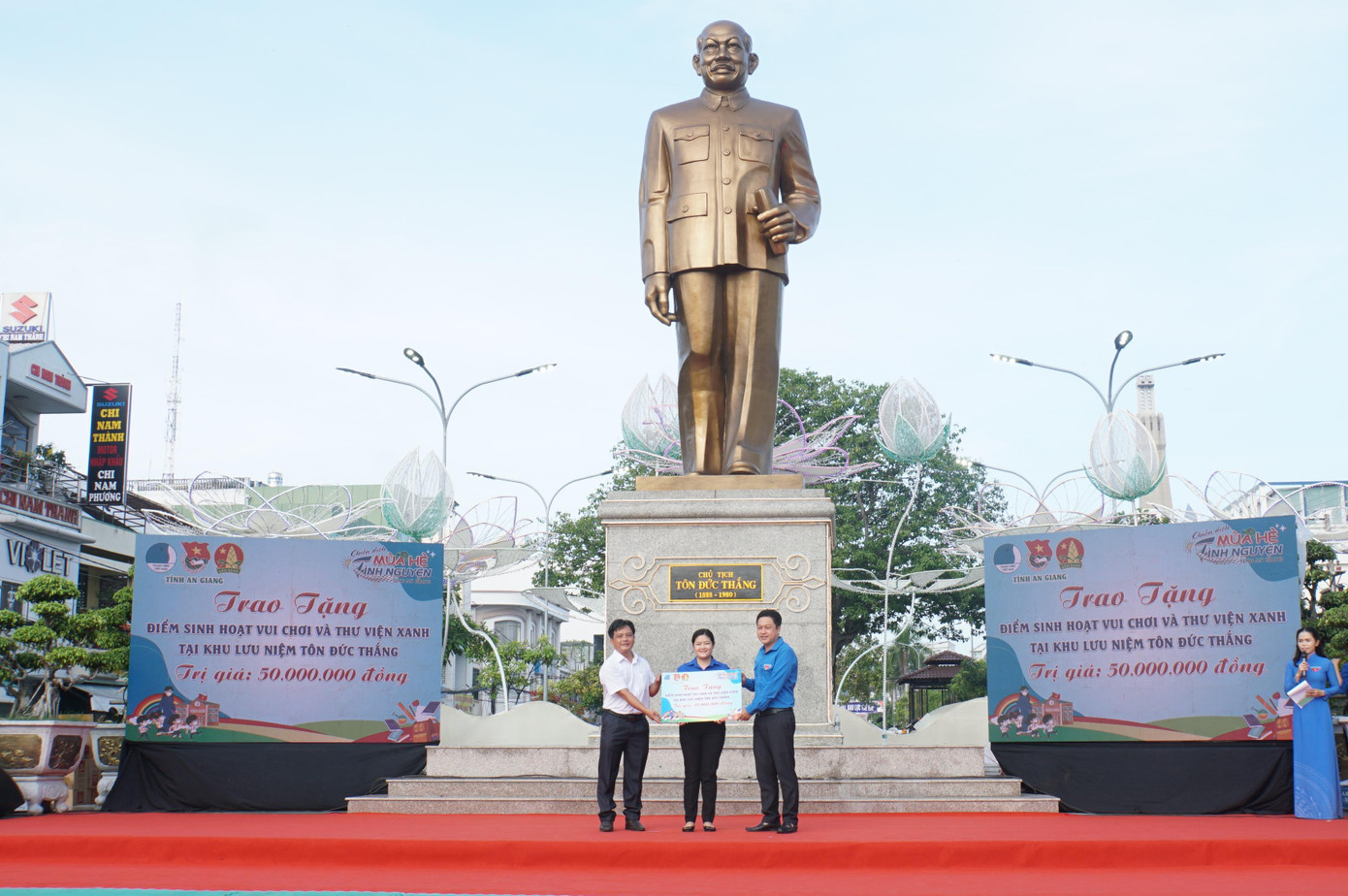 Đoàn diễu hành “Chung tay bảo vệ trẻ em, hãy lên tiếng phòng chống xâm hại, bạo lực trẻ em” trên các tuyến đường trong nội ô thành phố Long Xuyên. - Ảnh: Hòa Hội