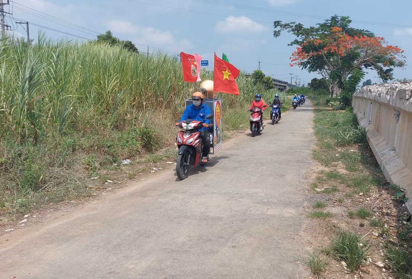Anh Huỳnh Minh Thức, Bí thư Tỉnh đoàn Đồng Tháp cho biết, trước tình hình dịch bệnh COVID - 19 diễn biến phức tạp, các cấp bộ Đoàn đã chủ động, linh hoạt vào cuộc tuyên truyền bầu cử bằng nhiều cách làm hiệu quả. "Với cách tuyên truyền này những ngày qua đã phần nào giúp người dân trên địa bàn hiểu được ý nghĩa và tầm quan trọng của cuộc bầu cử, từ đó nâng cao ý thức của mình trong thực hiện quyền, nghĩa vụ công dân", anh Thức chia sẻ. Anh Huỳnh Minh Thức, Bí thư Tỉnh đoàn Đồng Tháp cho biết, trước tình hình dịch bệnh COVID - 19 diễn biến phức tạp, các cấp bộ Đoàn đã chủ động, linh hoạt vào cuộc tuyên truyền bầu cử bằng nhiều cách làm hiệu quả. "Với cách tuyên truyền này những ngày qua đã phần nào giúp người dân trên địa bàn hiểu được ý nghĩa và tầm quan trọng của cuộc bầu cử, từ đó nâng cao ý thức của mình trong thực hiện quyền, nghĩa vụ công dân", anh Thức chia sẻ.