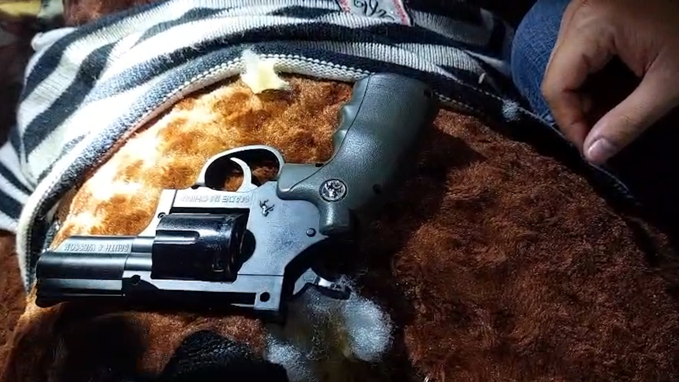 Công an thu giữ súng tại nhà Phát. Công an thu giữ súng tại nhà Phát.