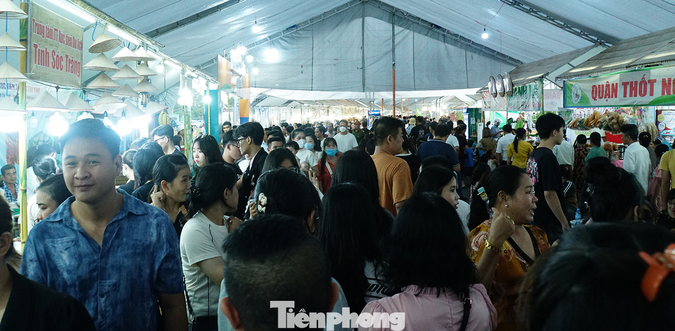 Hàng nghìn người tham quan tại lễ hội bánh dân gian Nam Bộ. Ảnh: Hòa Hội