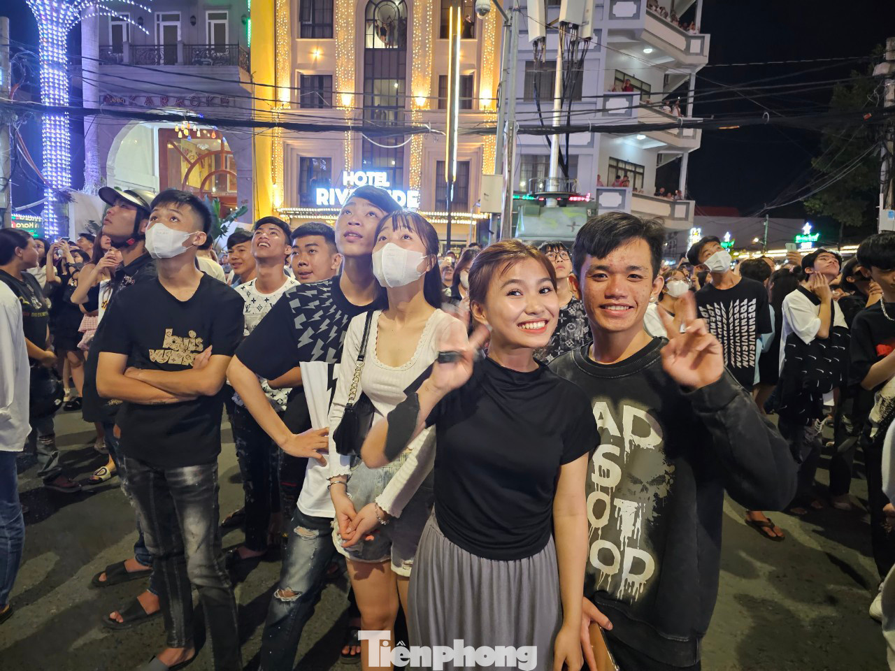 Các bạn trẻ hào hứng trước màn bắn pháo hoa rực rỡ. Ảnh: Hòa Hội