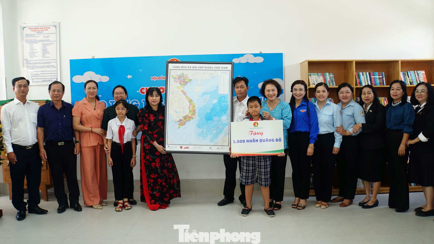 Hội Đồng Đội Trung ương trao tặng bản đồ Việt Nam cho trường Tiểu học Châu Hòa và Trung học cơ sở Châu Hòa.