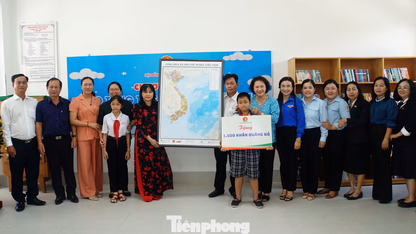 Hội Đồng Đội Trung ương trao tặng bản đồ Việt Nam cho trường Tiểu học Châu Hòa và Trung học cơ sở Châu Hòa.