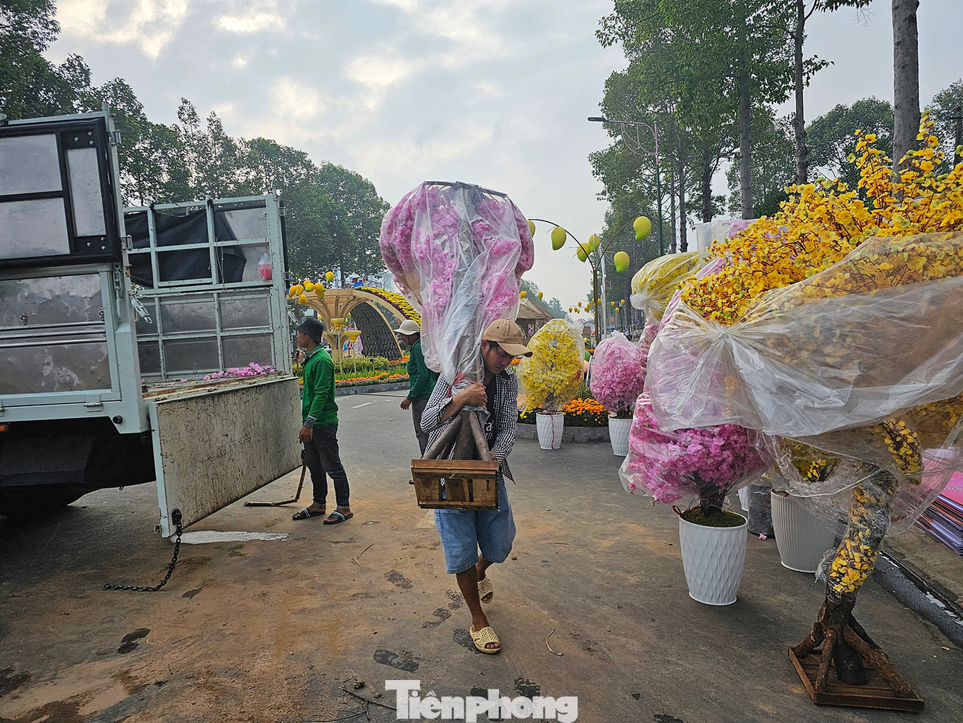 Công nhân đang tất bật những công đoạn cuối cùng để phục vụ khai mạc vào tối nay. Ảnh: Hòa Hội