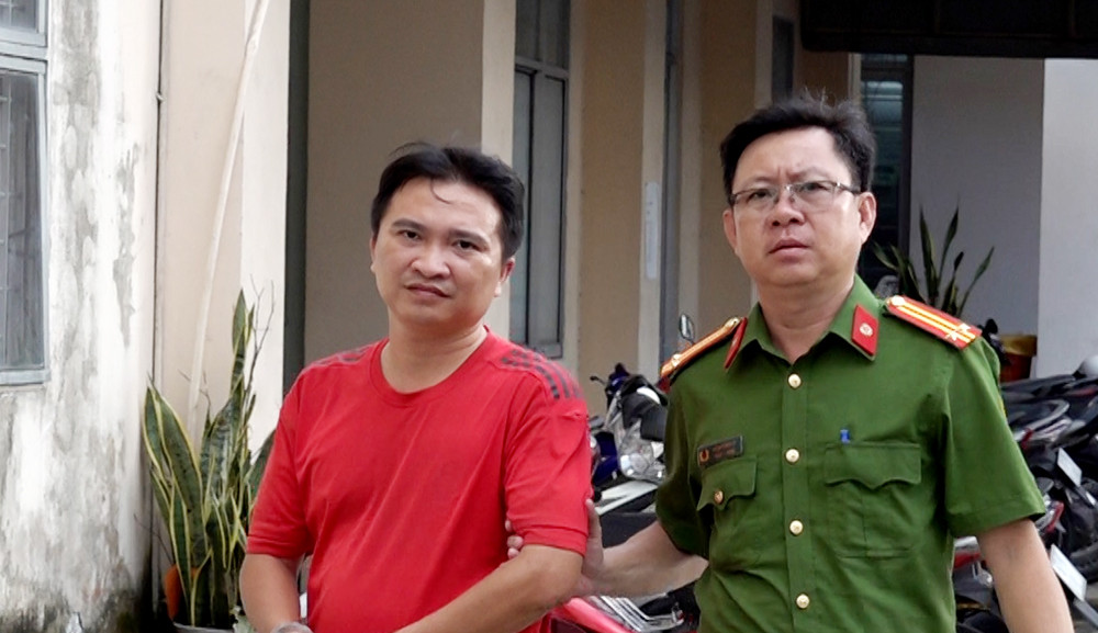 Lực lượng Công an áp giải Lê Hoàng Vũ về nơi giam giữ.