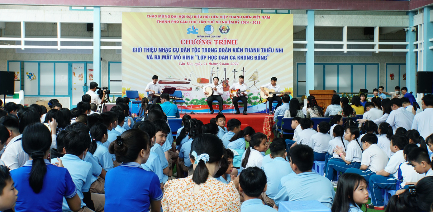 Ra mắt chương trình giới thiệu và lớp học dân ca không đồng cho học sinh, sinh viên tại Cần Thơ.