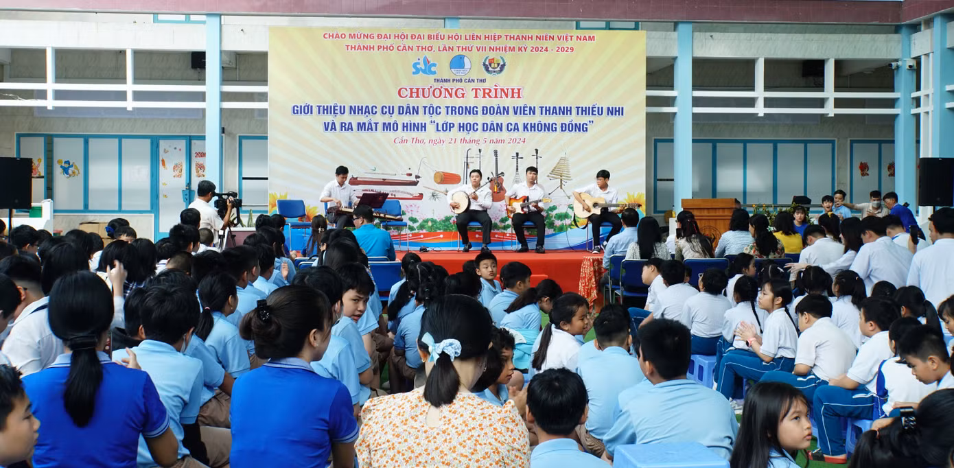 Ra mắt chương trình giới thiệu và lớp học dân ca không đồng cho học sinh, sinh viên tại Cần Thơ.
