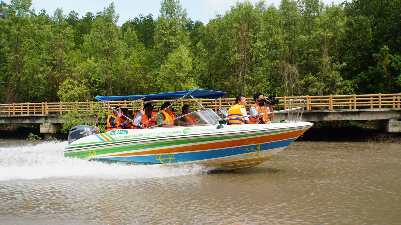 Phó Chủ tịch nước Võ Thị Ánh Xuân khảo sát tuyến rừng phòng hộ ven biển Cà Mau.