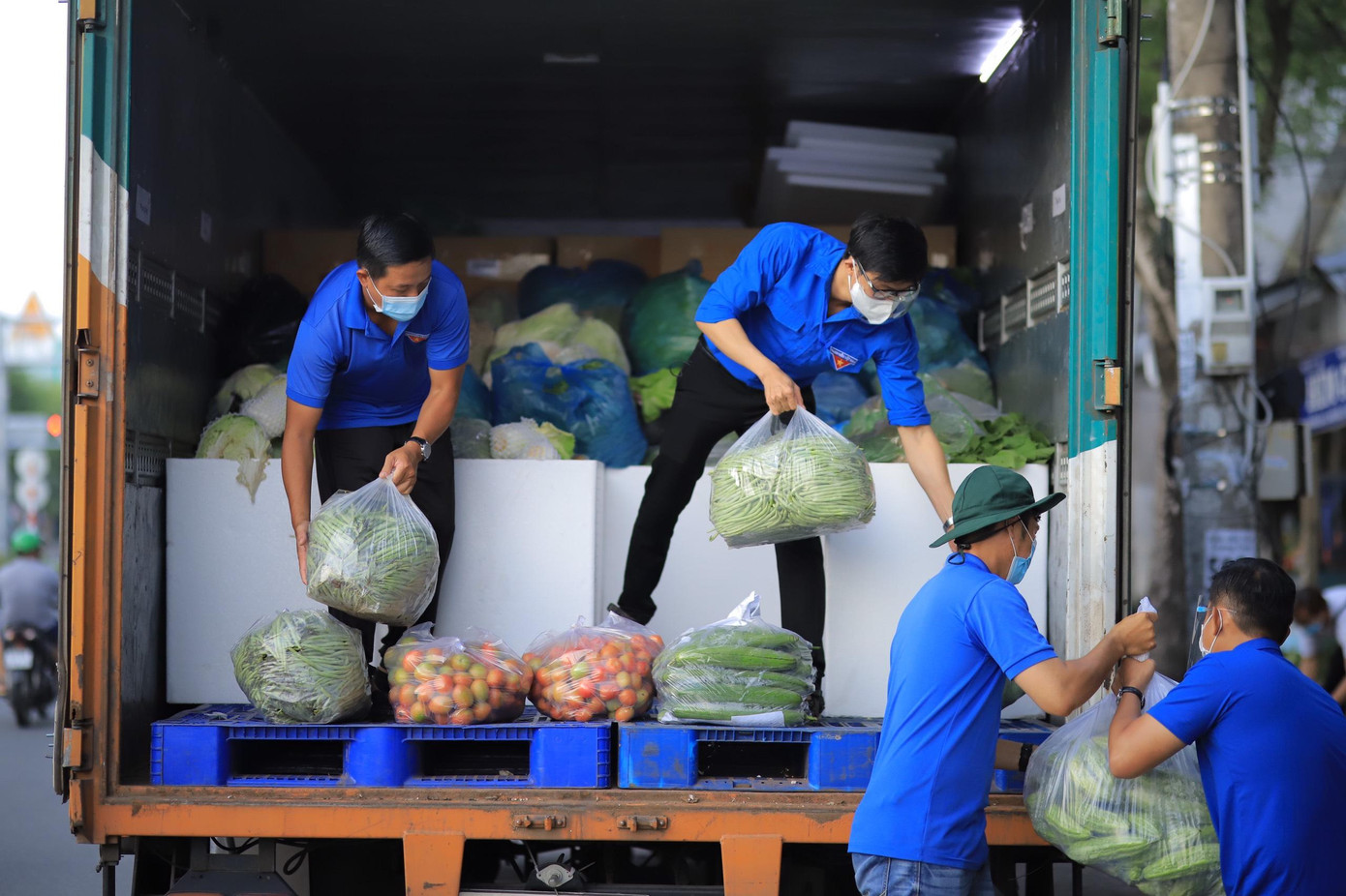 Cùng ngày, Thành đoàn Cần Thơ phối hợp Cty CP bảo hiểm ngân hàng nông nghiệp chi nhánh Cần Thơ trao tặng trên 1,7 tấn rau xanh trị giá 40 triệu đồng cho người dân trong khu vực phong tỏa ở quận Ninh Kiều. - Ảnh: Phạm Khang
