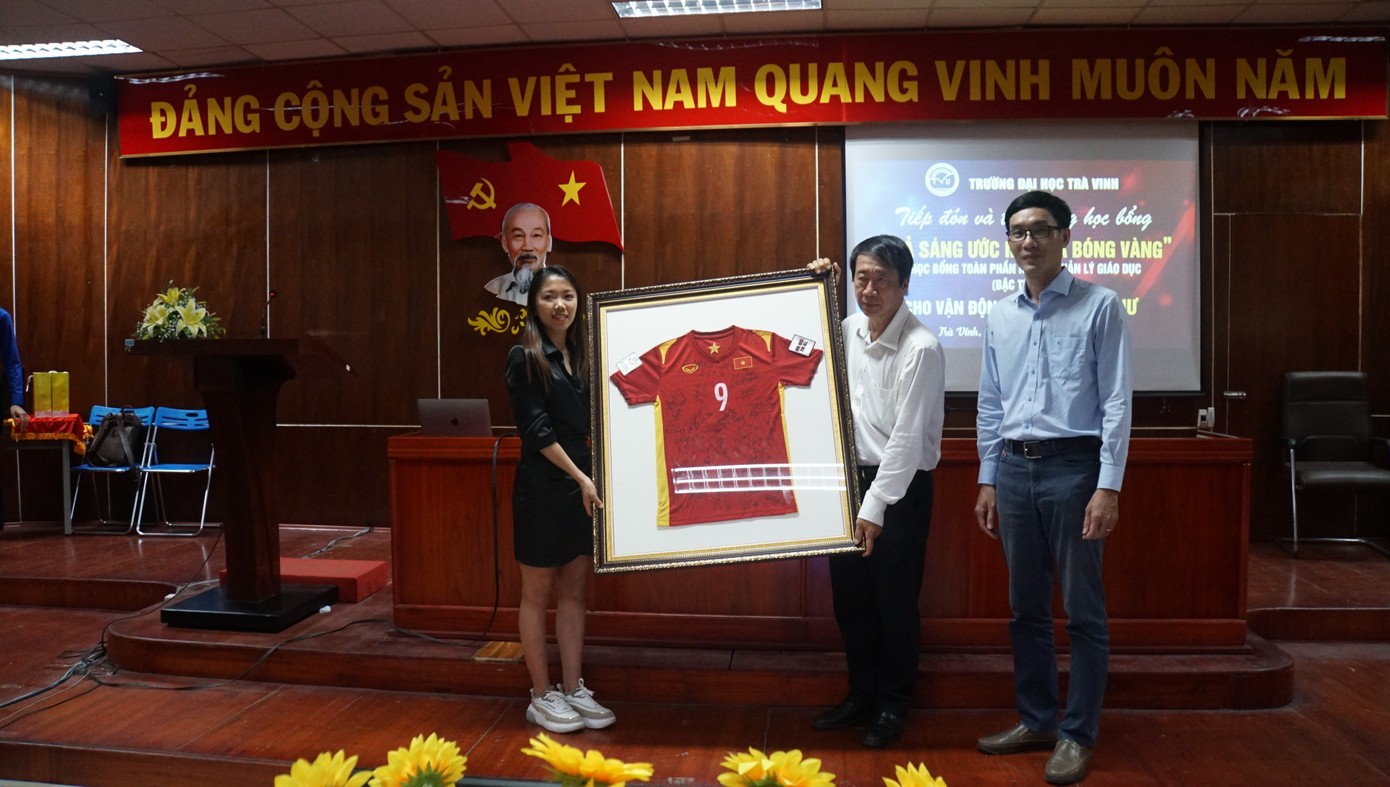 Huỳnh Như trao tặng áo đấu cô mặc trong trận Play off đưa Việt Nam lần đầu tiên trong lịch sử vào vòng chung kết World Cup cho trường Đại học Trà Vinh. Ảnh: Hòa Bình