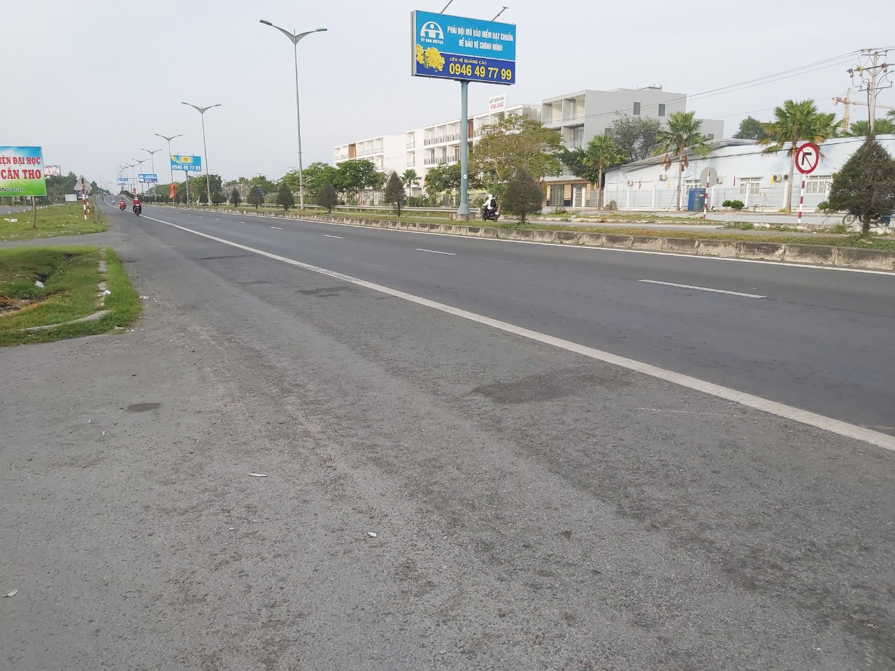 Quốc lộ 1A vắng người đi lại.