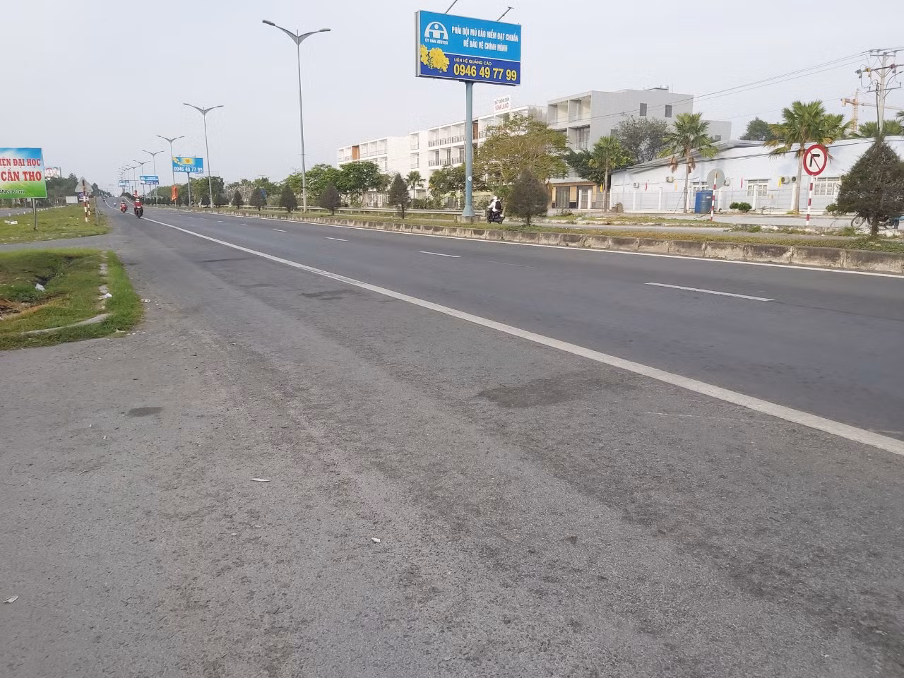 Quốc lộ 1A vắng người đi lại.