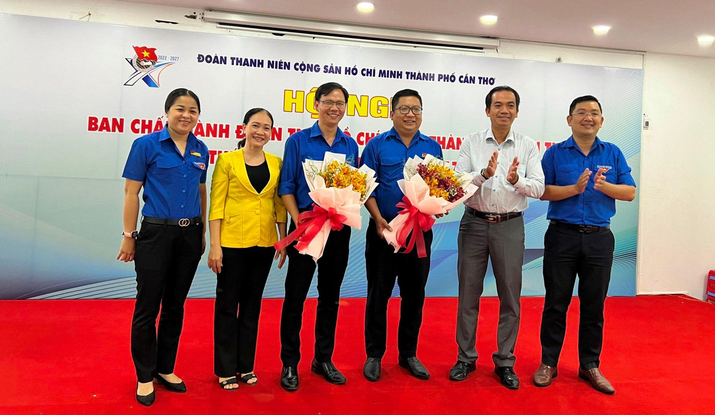 Lãnh đạo Ban Tổ chức Thành ủy Cần Thơ tặng hoa cho Tân Phó Bí thư Thành Đoàn Cần Thơ Trần Việt Tuấn (cầm hoa, đeo kính). - Ảnh: TĐ CT Lãnh đạo Ban Tổ chức Thành ủy Cần Thơ tặng hoa cho Tân Phó Bí thư Thành Đoàn Cần Thơ Trần Việt Tuấn (cầm hoa, đeo kính). - Ảnh: TĐ CT