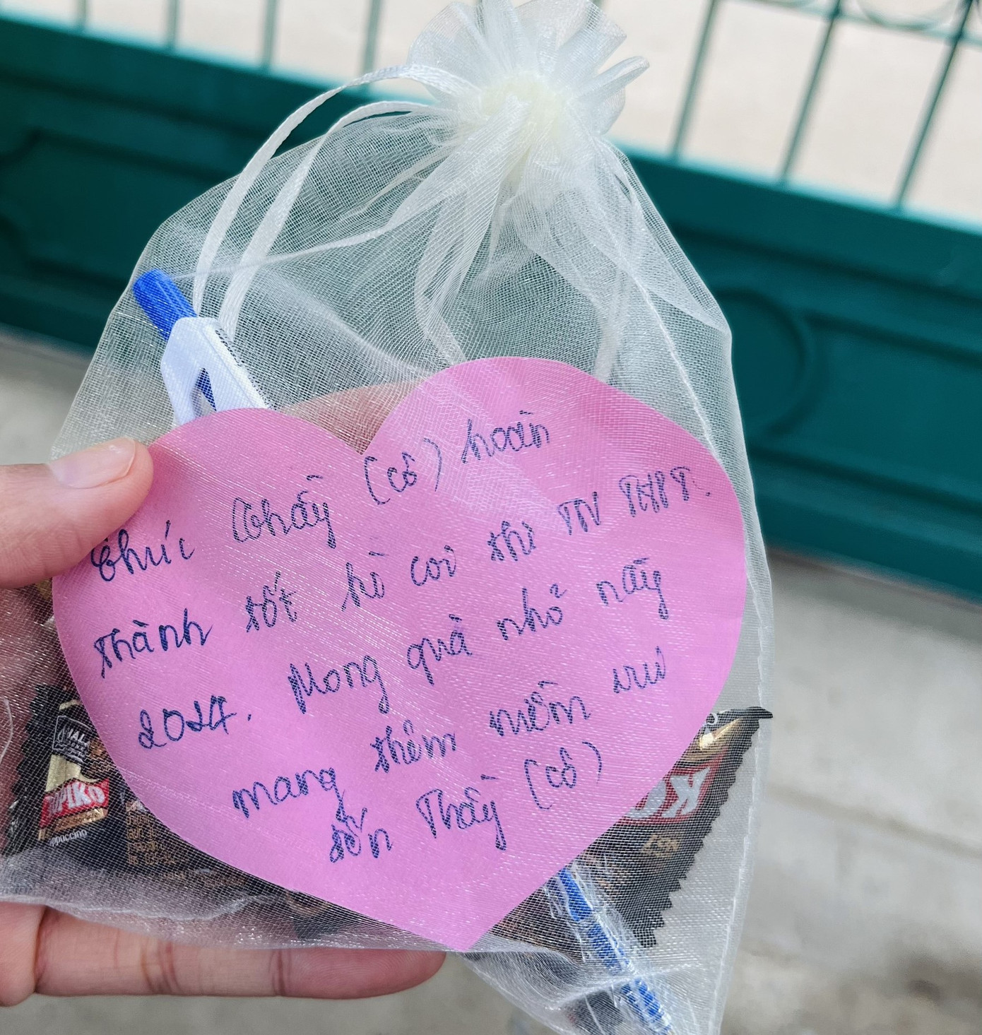 Phần quà cùng lời chúc đáng yêu của cô Tâm dành cho thầy cô giáo.