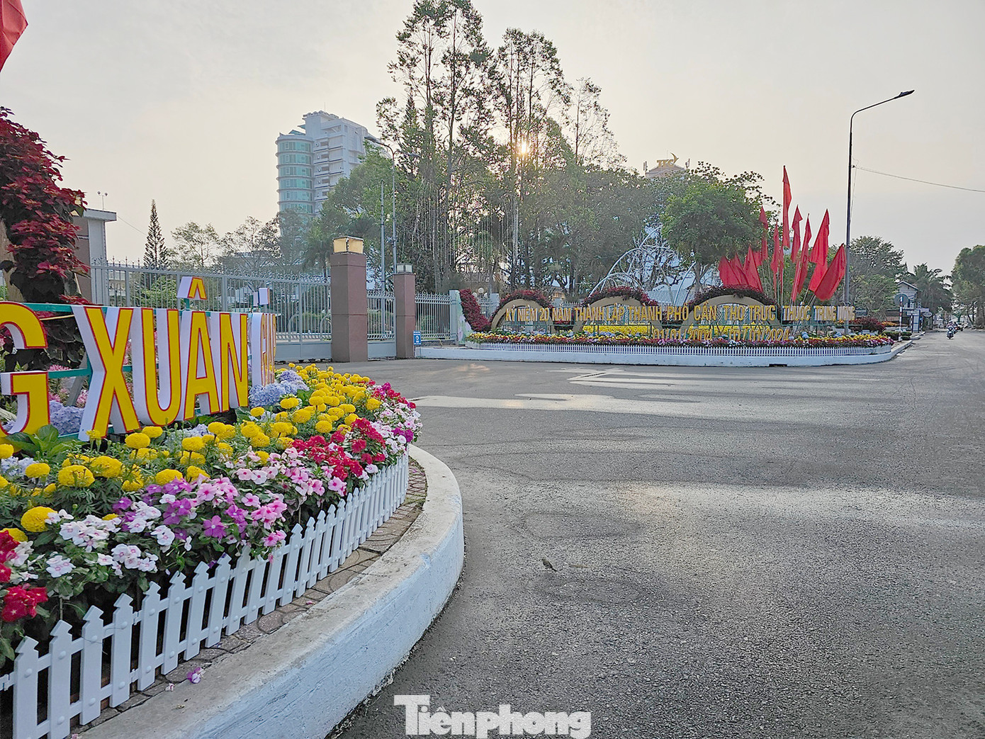 Trước cổng trụ sở UBND thành phố Cần Thơ. Ảnh: Hòa Hội