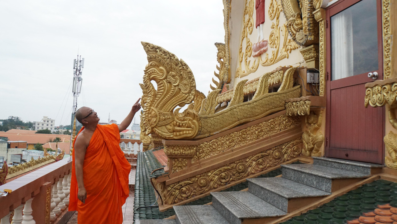 Thượng tọa Lý Hùng, trụ trì chùa Pitu Khôsa Răngsây giới thiệu kiến trúc độc đáo của ngôi chùa. - Ảnh: Hòa Hội