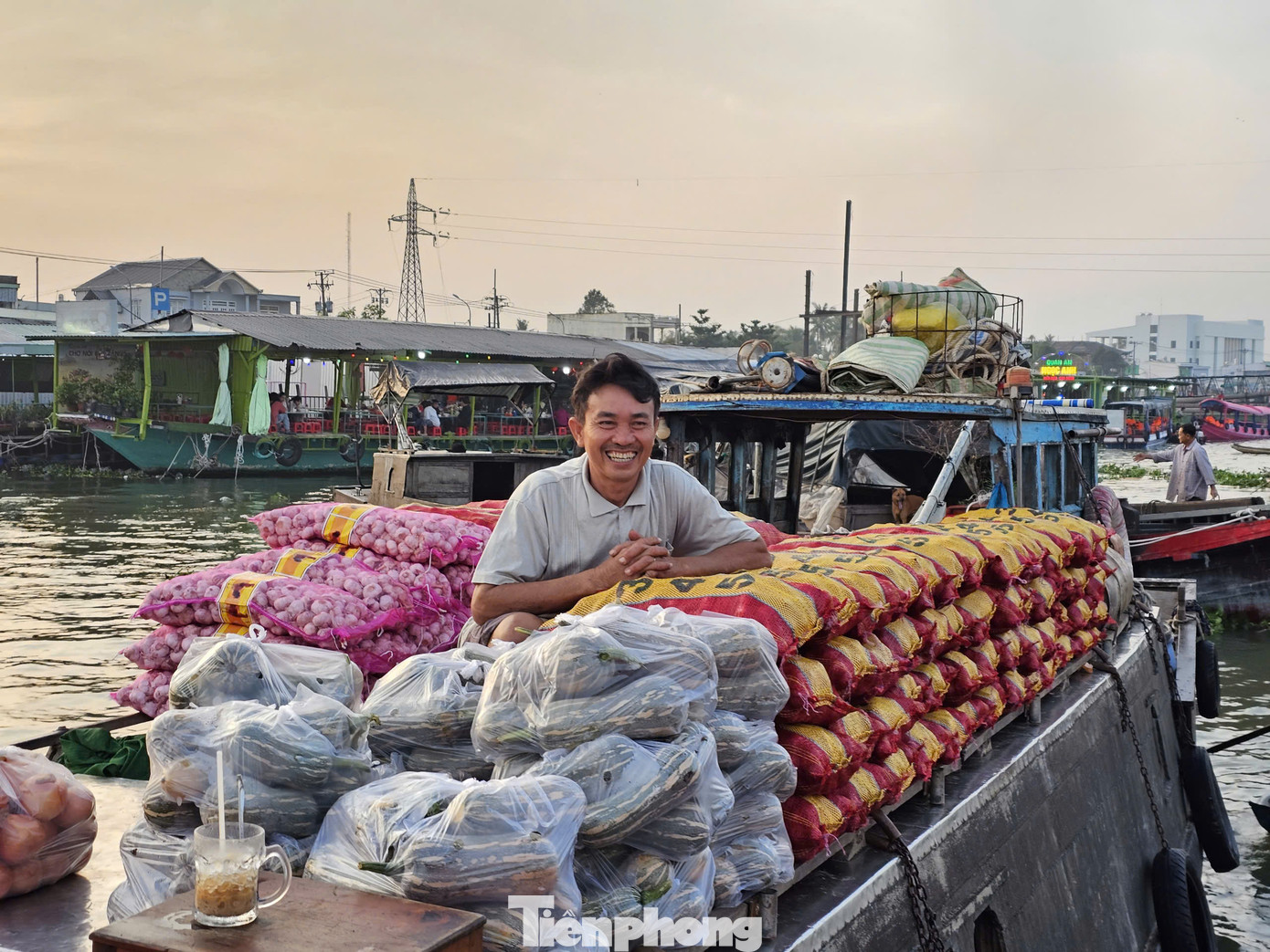 Một tiểu thương ở chợ nổi vui vẻ buôn bán ngày cuối năm.
