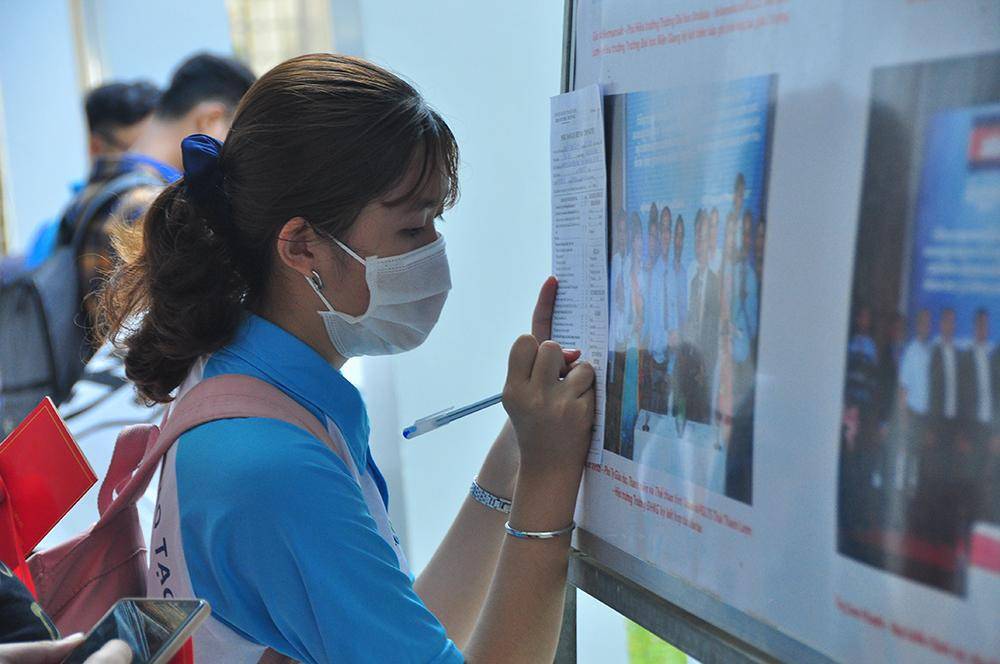 Sinh viên đăng ký tham gia hiến máu Nhà báo Hồng Lĩnh – Thành viên Ban tổ chức cho biết: Tính đến nay Chủ nhật Đỏ báo Tiền Phong lần thứ 13 năm 2021 đã diễn ra trên 40 tỉnh thành cả nước với tổng lượng máu thu được 57.793 đơn vị, vượt kế hoạch hơn 12.000 đơn vị. Chủ nhật Đỏ vẫn tiếp tục diễn ra ở nhiều địa phương. Tại Khu vực ĐBSCL Chủ nhật Đỏ năm 2021 đã diễn ra ở các tỉnh, thành phố: Kiên Giang, An Giang, Đồng Tháp, Trà Vinh, Sóc Trăng, thành phố Rạch Giá, Cần Thơ, Cà Mau với hàng ngàn đơn vị máu đã được dâng hiến. Thông qua chương trình nhân đạo này BTC tại ĐBSCL đã vận động được trên 104 triệu đồng tiền học bổng cho các em học sinh, sinh viên nghèo.