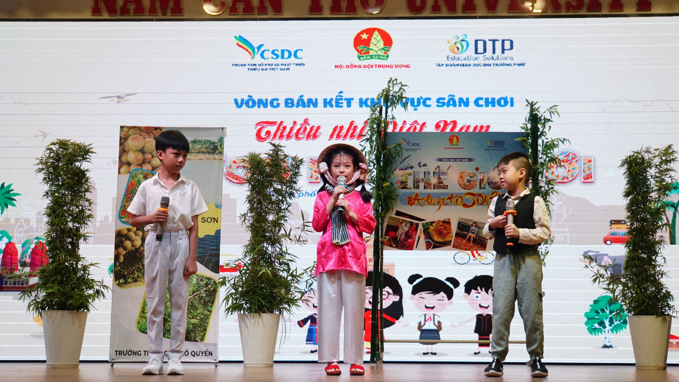 Các thiếu nhi trình bày bài dự thi tại chương trình. Ảnh: An Bình.