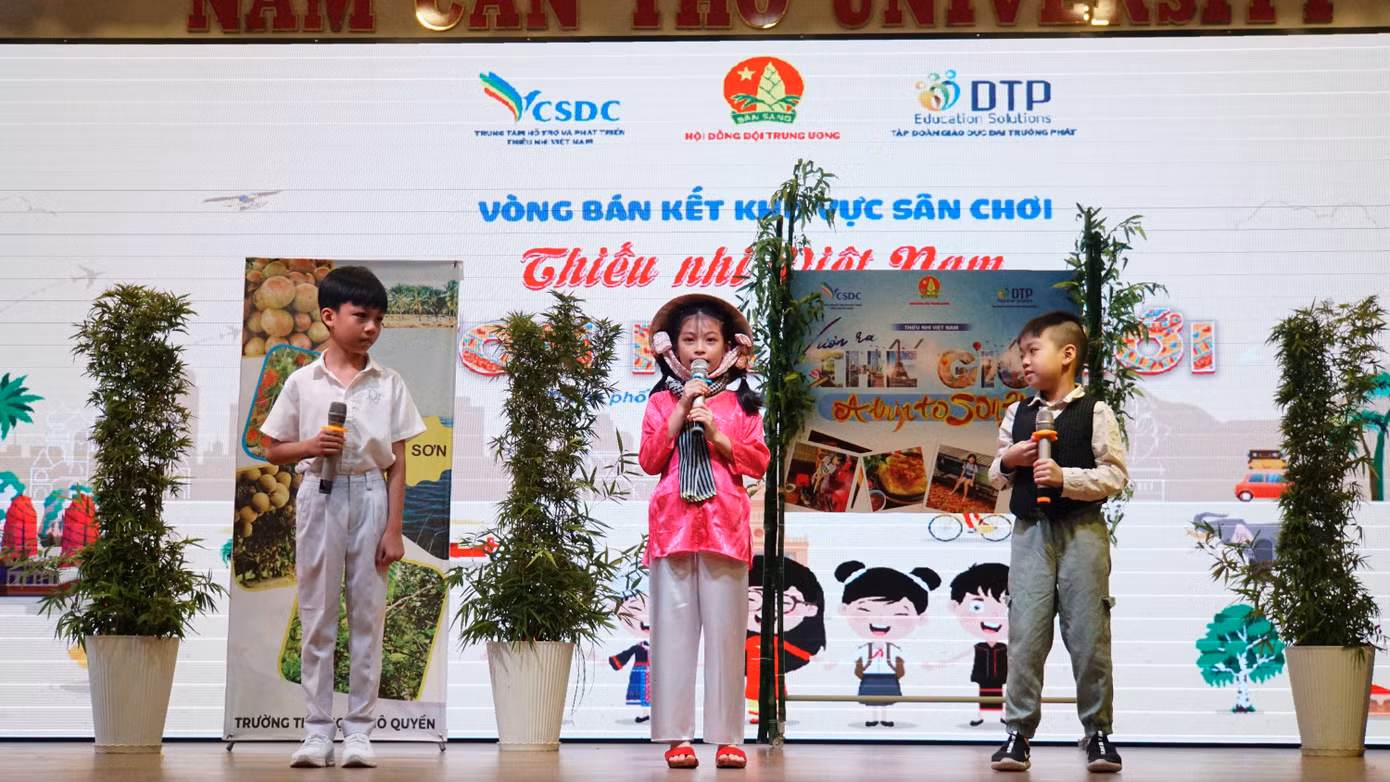 Các thiếu nhi trình bày bài dự thi tại chương trình. Ảnh: An Bình.