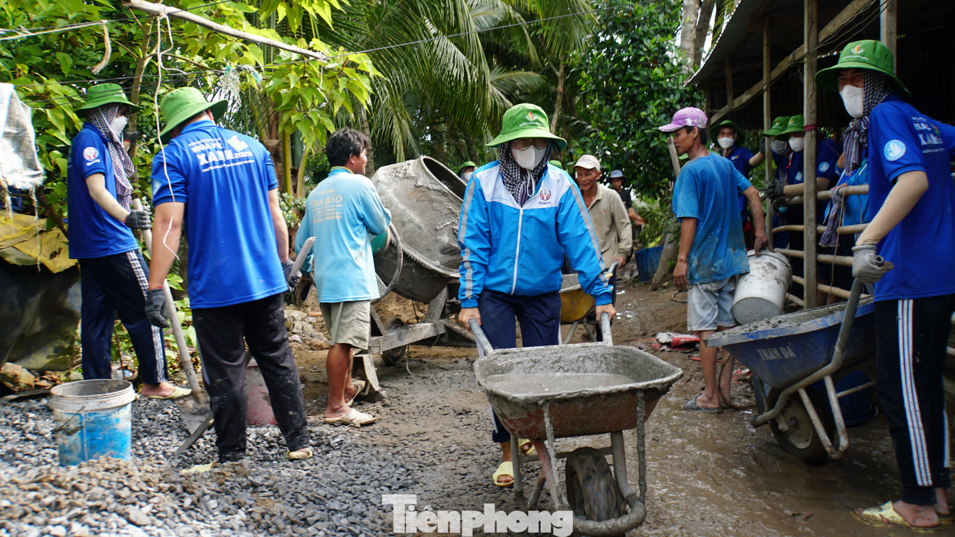Trưa 4/7, thời tiết oi bức nhưng các chiến sĩ tình nguyện Trường đại học Sư phạm kỹ thuật TP.HCM, trong đó có nhiều thành viên nữ vẫn nhiệt tình làm đường giao thông nông thôn tại ấp Tân Hòa, xã Bình Thành, huyện Thanh Bình, tỉnh Đồng Tháp. Ảnh: Hòa Hội