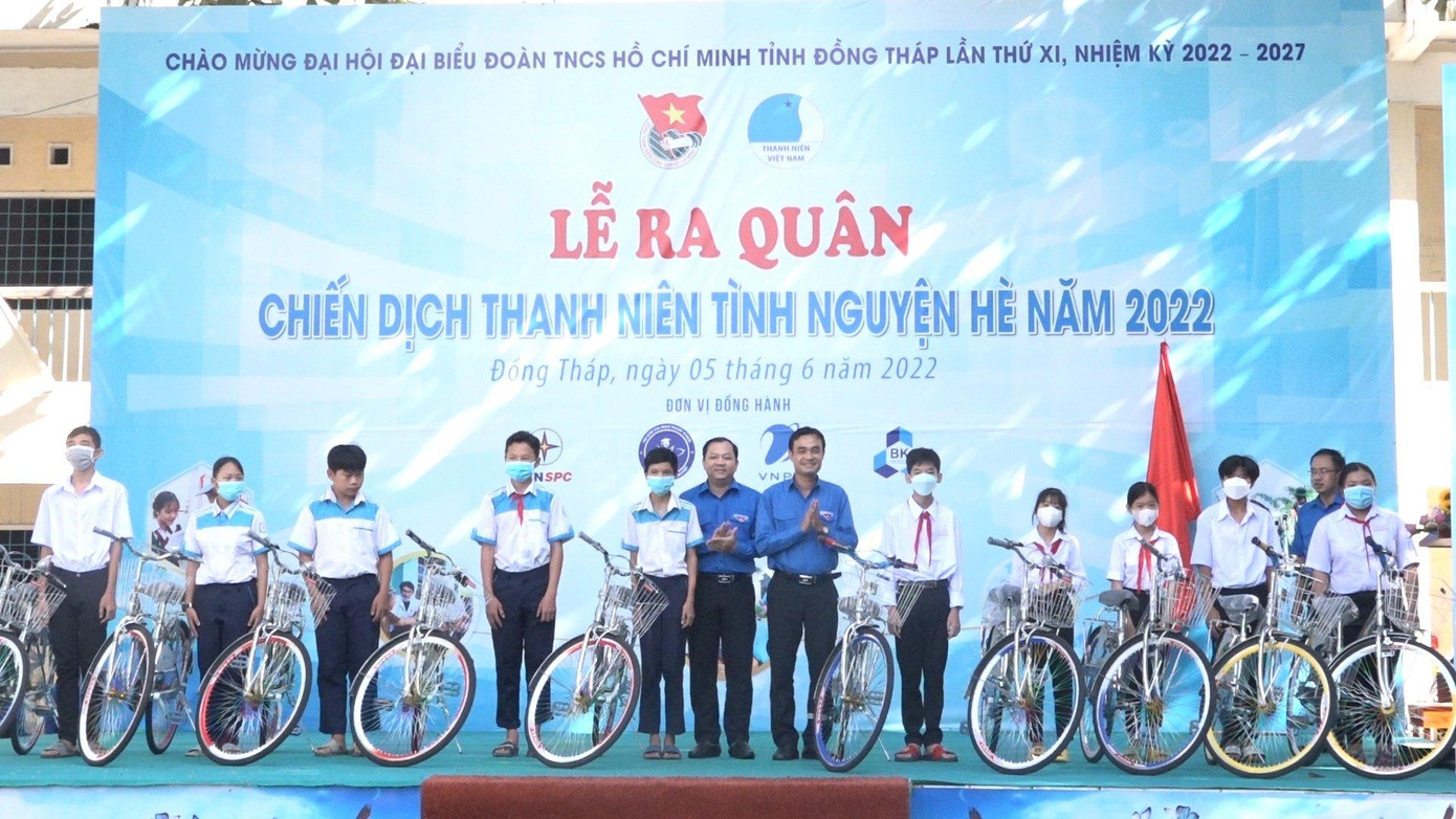 Tặng xe đạp cho học sinh khó khăn