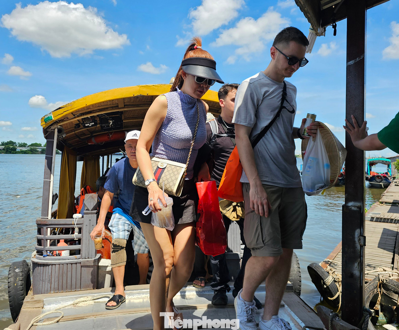 Cồn Sơn nằm giữa sông Hậu, được bao bọc bởi 4 bề sông nước, cây trái xanh tốt quan năm. Ảnh: Hòa Hội