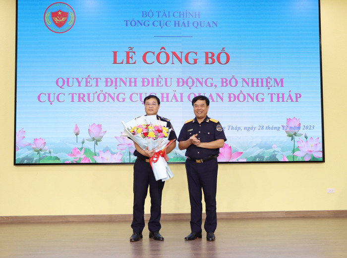 Ông Nguyễn Văn Thọ - Phó Tổng Cục trưởng Tổng cục Hải quan trao quyết định và hoa chúc mừng ông Trần Quốc Hoàn. Tổng cục Hải quan sẽ tổ chức lễ công bố và trao quyết định cho ông Nguyễn Thanh Toàn tại An Giang. Ảnh: Ánh Nguyệt Ông Nguyễn Văn Thọ - Phó Tổng Cục trưởng Tổng cục Hải quan trao quyết định và hoa chúc mừng ông Trần Quốc Hoàn. Tổng cục Hải quan sẽ tổ chức lễ công bố và trao quyết định cho ông Nguyễn Thanh Toàn tại An Giang. Ảnh: Ánh Nguyệt