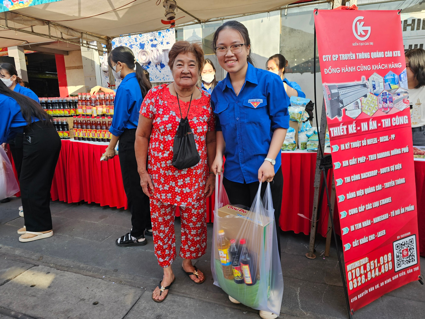 Đoàn viên thanh niên hỗ trợ người dân nhận quà. Đoàn viên thanh niên hỗ trợ người dân nhận quà.