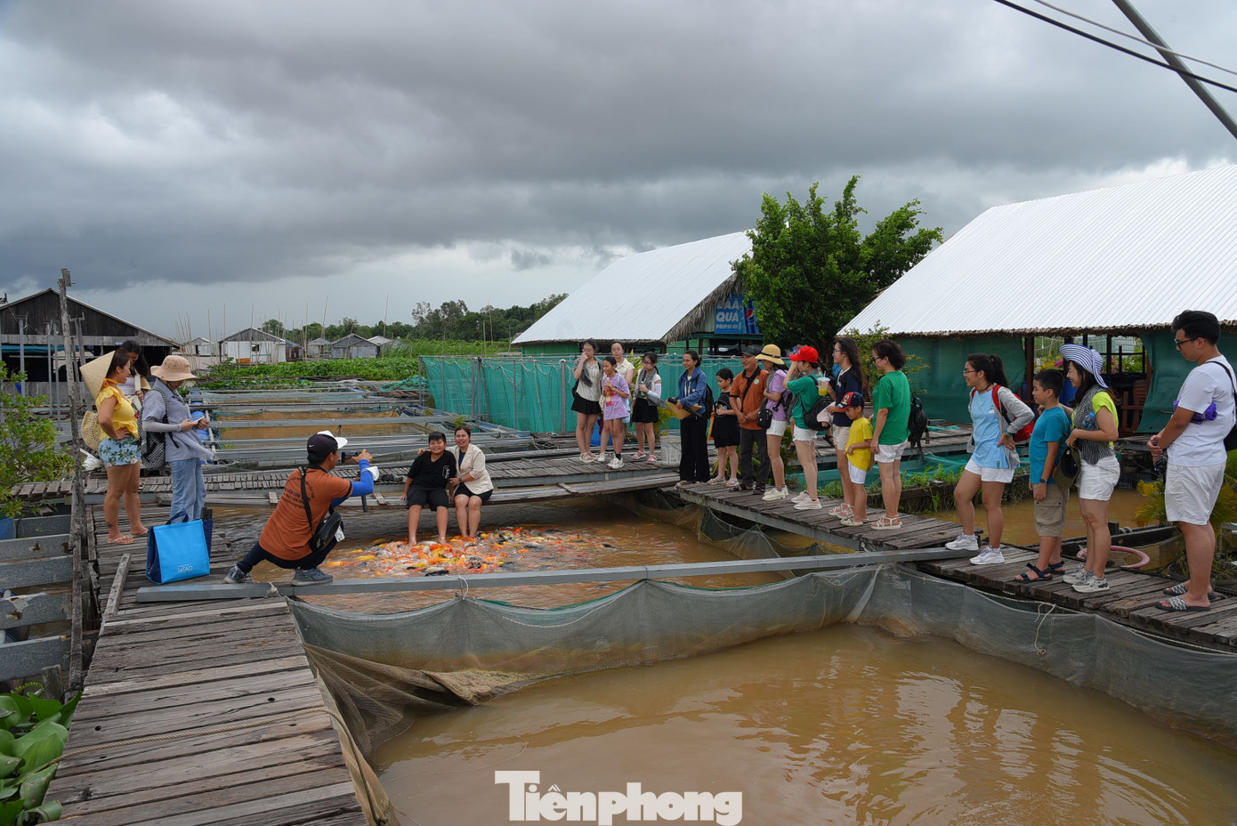 Du khách thích thú trải nghiệm du lịch cộng đồng cồn Sơn tại quận Bình Thủy. Ảnh: Hòa Hội