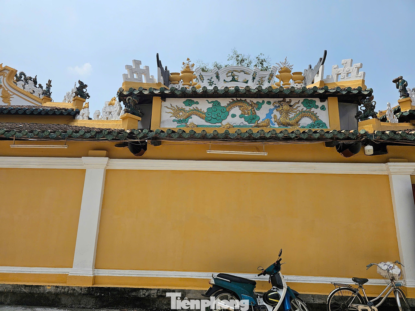 Trên nóc đình gắn tượng rồng “lưỡng long tranh châu” và các tượng thần tiên, chim, thú, cỏ hoa trên các nóc đường viền mái. Ảnh: Hòa Hội.