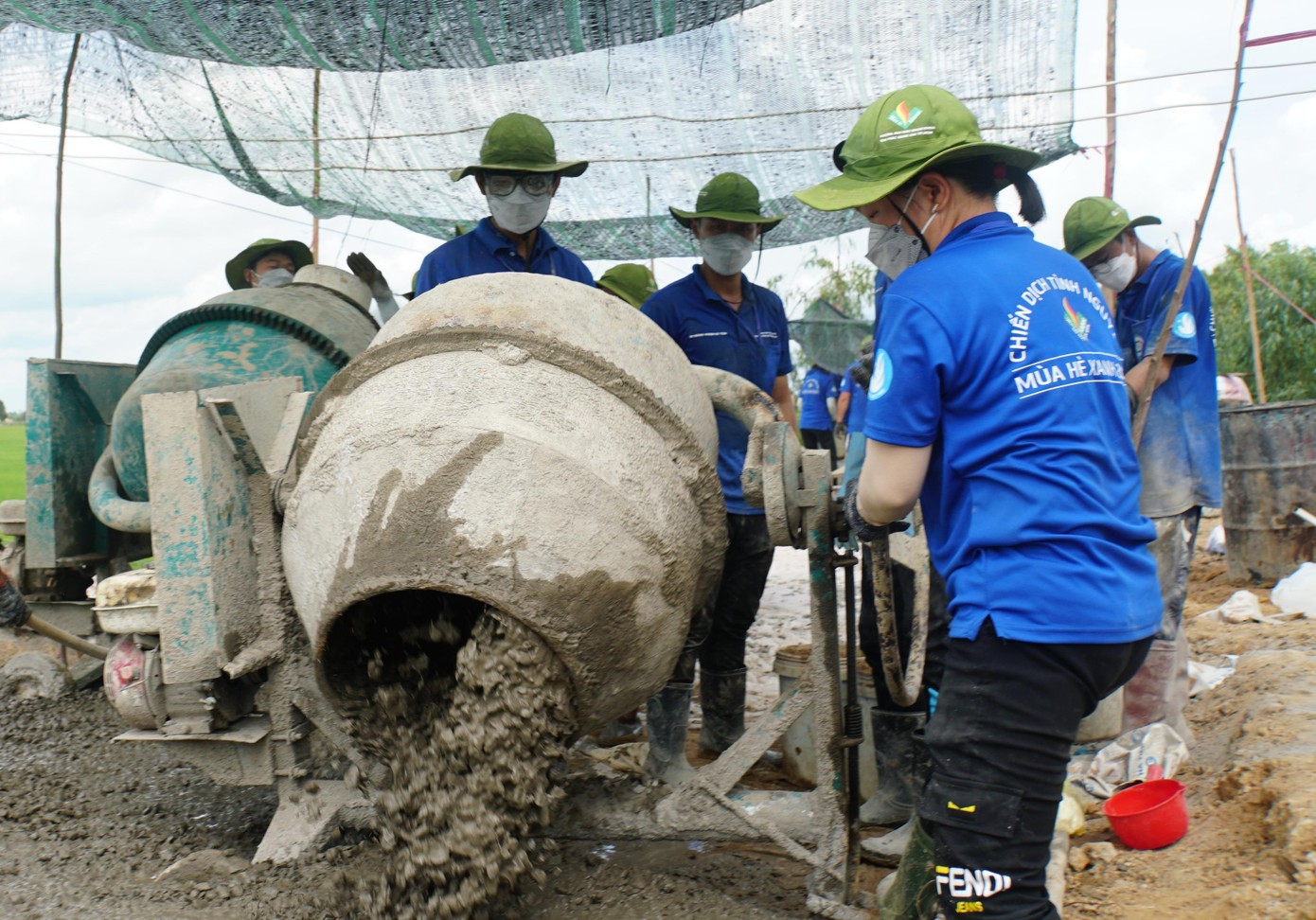 Đặc biệt là hình ảnh những &quot;bóng hồng&quot; của đội làm việc hăng say, không thua kém nam giới. Các bạn được phân công nhiệm vụ rõ ràng, điển hình như đứng cối, một công việc rất nặng trong công đoạn trộn bê tông; công việc này thường các bạn nam sức khỏe tốt đảm nhận, tuy nhiên tại đây nữ giới cũng đảm nhận việc khó này