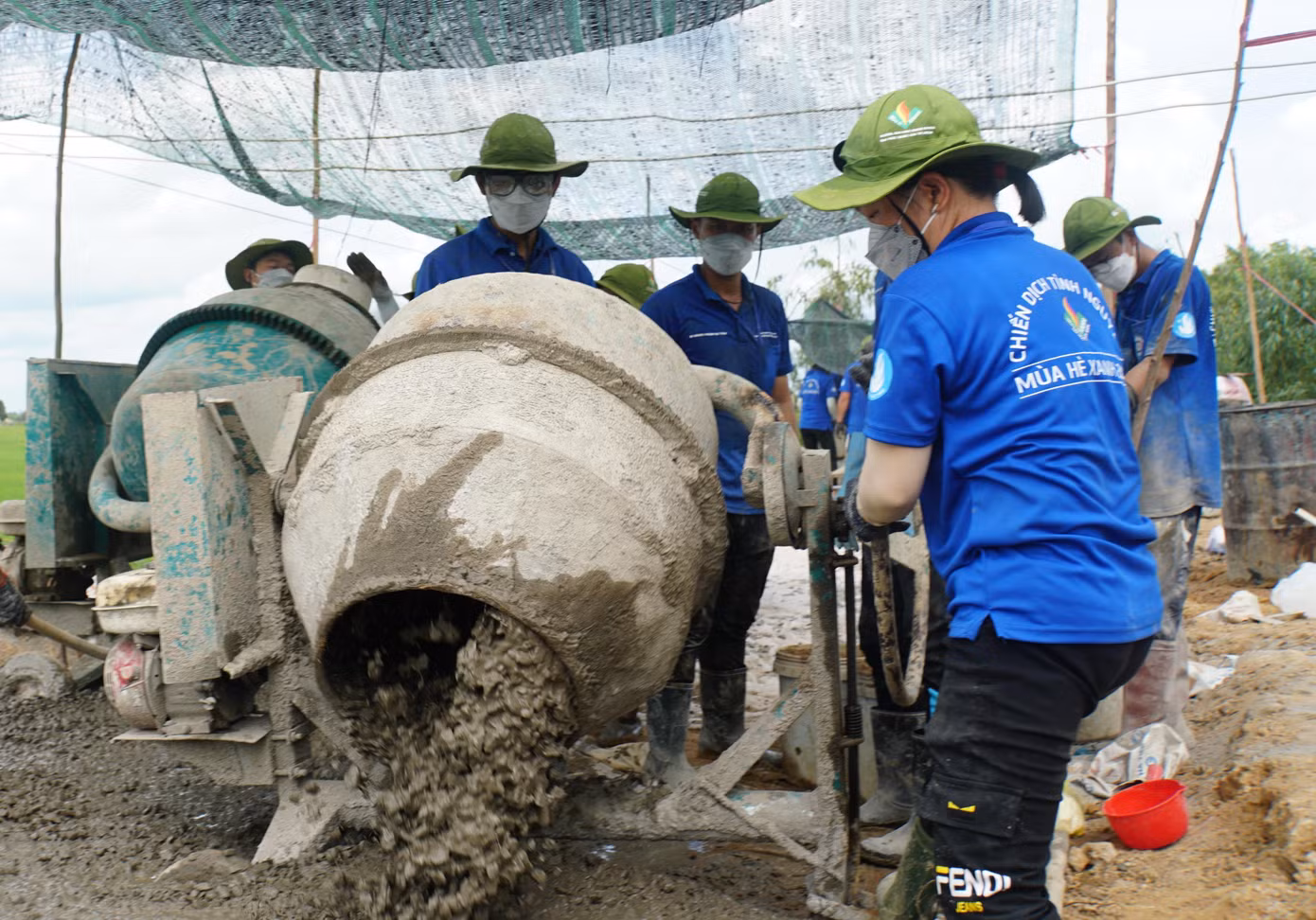 Đặc biệt là hình ảnh những "bóng hồng" của đội làm việc hăng say, không thua kém nam giới. Các bạn được phân công nhiệm vụ rõ ràng, điển hình như đứng cối, một công việc rất nặng trong công đoạn trộn bê tông; công việc này thường các bạn nam sức khỏe tốt đảm nhận, tuy nhiên tại đây nữ giới cũng đảm nhận việc khó này