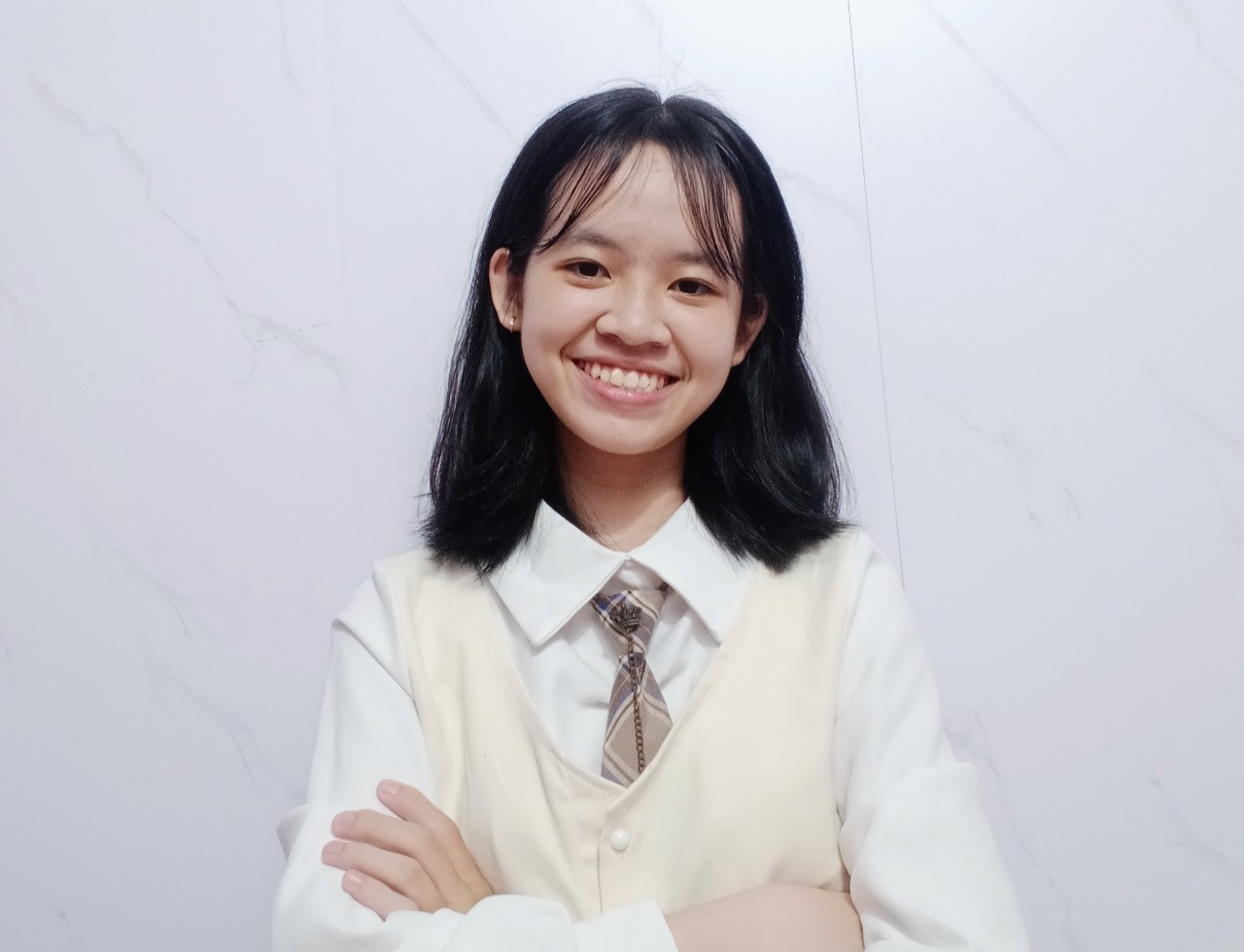 “Em vừa ôn tập từ những nền tảng thầy cô dạy trên lớp, và tìm hiểu thêm tài liệu trên mạng và cả tài liệu bạn bè chia sẻ”, Như bật mí bí quyết của mình. “Em vừa ôn tập từ những nền tảng thầy cô dạy trên lớp, và tìm hiểu thêm tài liệu trên mạng và cả tài liệu bạn bè chia sẻ”, Như bật mí bí quyết của mình.