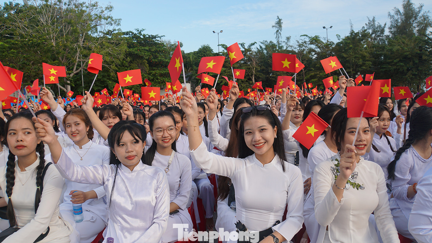 Các nữ sinh viên trong trang phục áo dài trắng tại lễ hội. Ảnh: Hòa Hội.