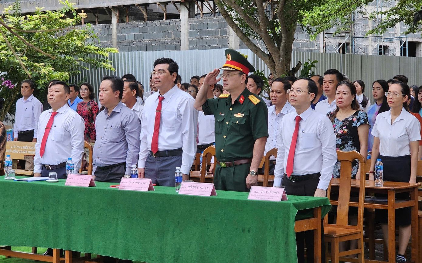 Ông Nguyễn Văn Hiếu, Bí thư Thành ủy Cần Thơ (bìa phải) dự khai giảng tại trường THPT chuyên Lý Tự Trọng. Ảnh: Hòa Hội Ông Nguyễn Văn Hiếu, Bí thư Thành ủy Cần Thơ (bìa phải) dự khai giảng tại trường THPT chuyên Lý Tự Trọng. Ảnh: Hòa Hội