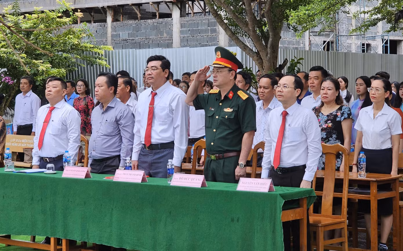 Ông Nguyễn Văn Hiếu, Bí thư Thành ủy Cần Thơ (bìa phải) dự khai giảng tại trường THPT chuyên Lý Tự Trọng. Ảnh: Hòa Hội