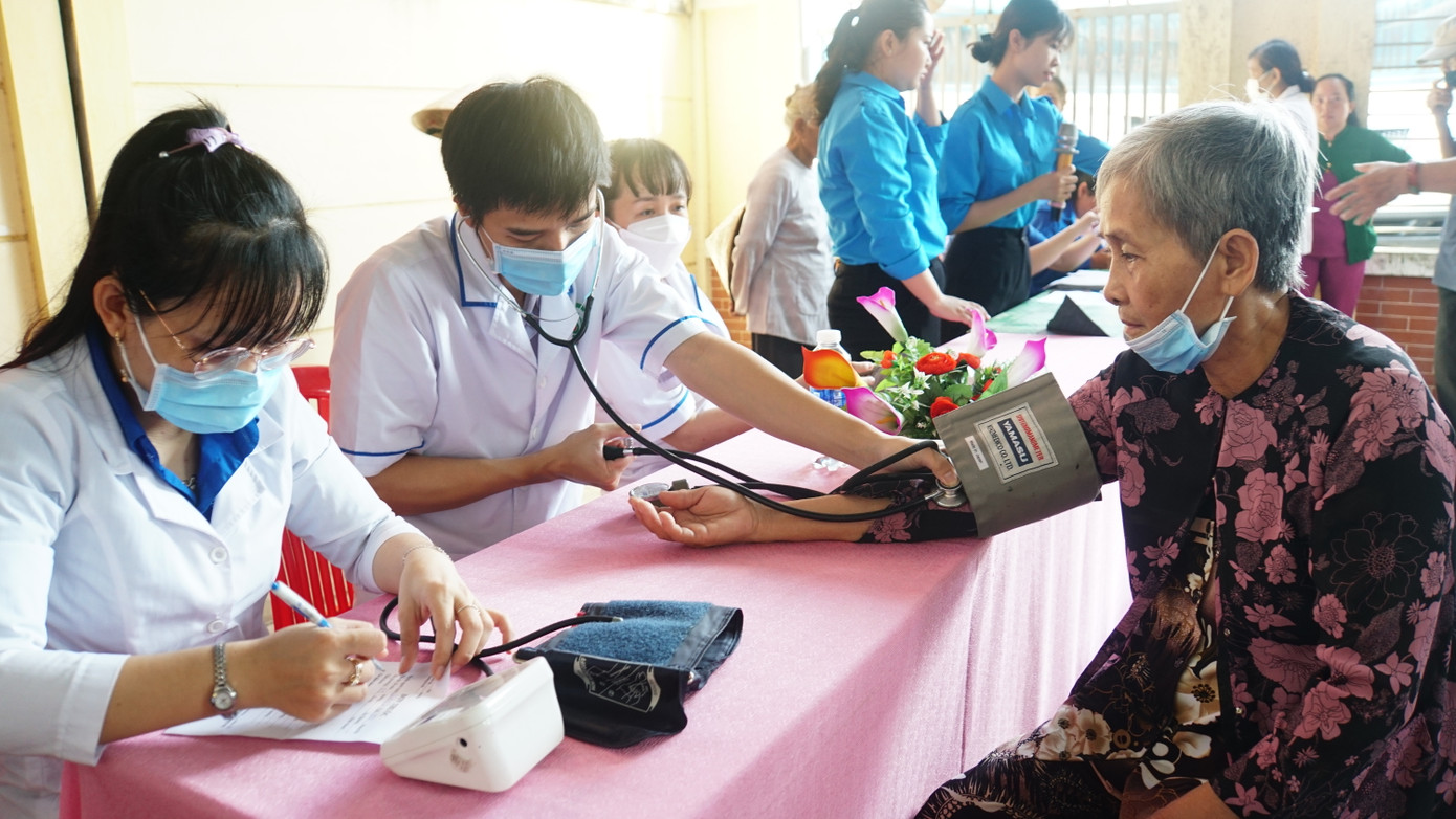 Khám bệnh cho người dân.