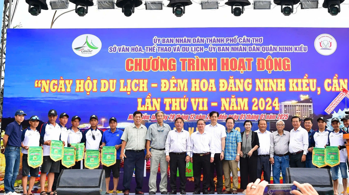 Lãnh đạo thành phố Cần Thơ trao giải cho các vận động viên. Ảnh: Minh Trung.