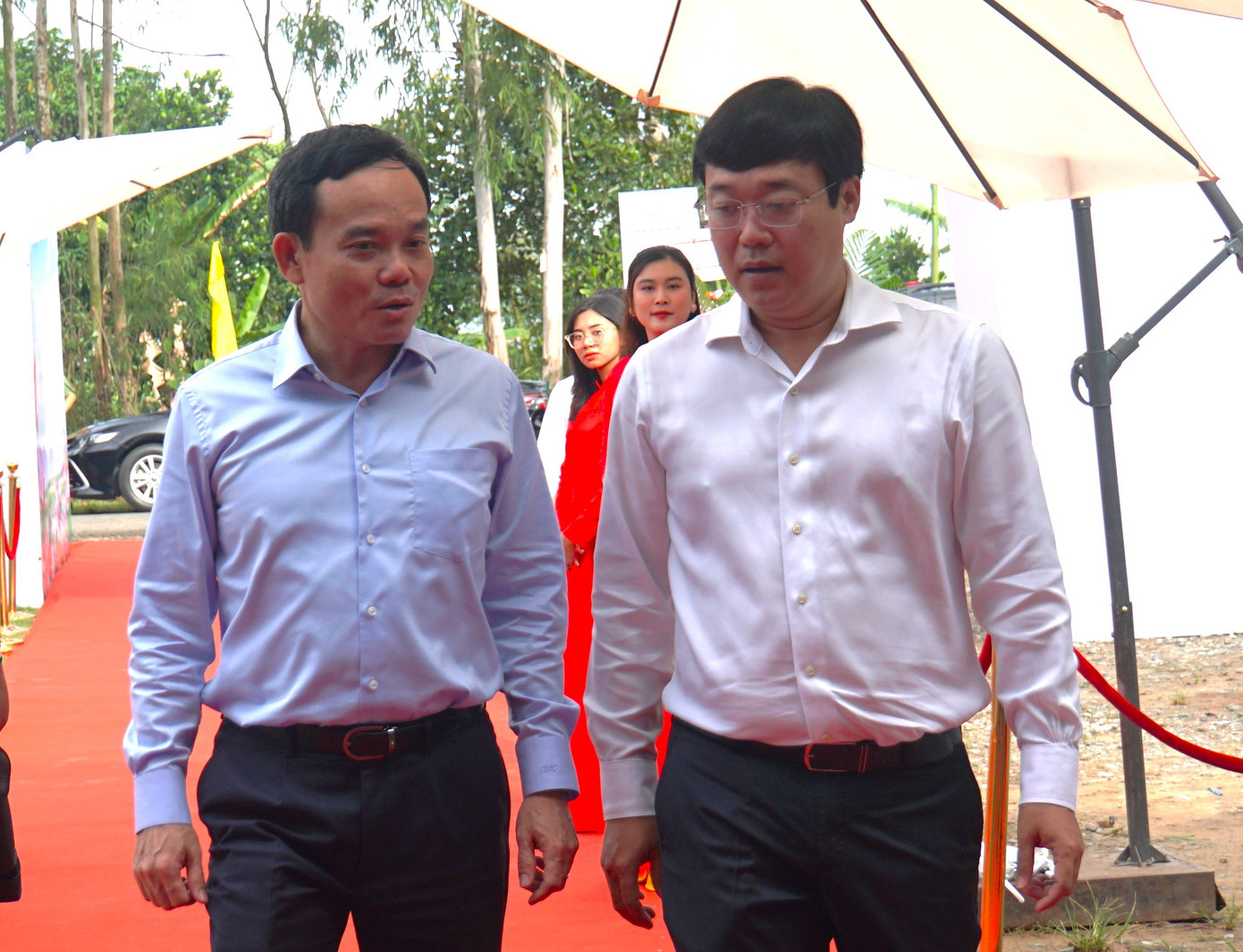 Phó Thủ tướng Chính phủ Trần Lưu Quang (trái) cùng Bí thư Tỉnh ủy Đồng Tháp Lê Quốc Phong tại lễ khởi công. Ảnh: An Bình. Phó Thủ tướng Chính phủ Trần Lưu Quang (trái) cùng Bí thư Tỉnh ủy Đồng Tháp Lê Quốc Phong tại lễ khởi công. Ảnh: An Bình.