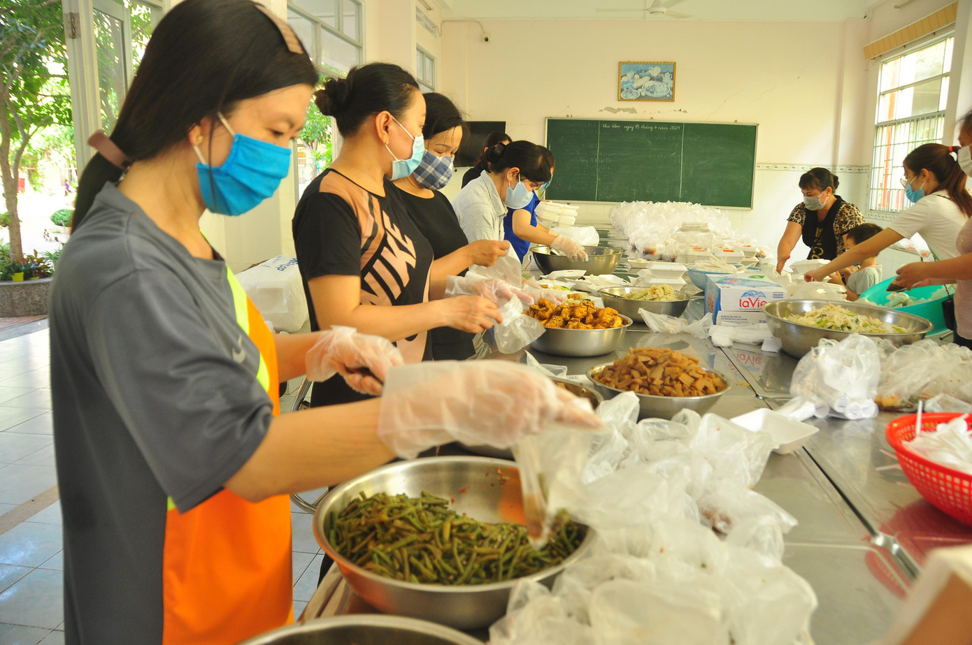 Các cô giáo làm cơm chay phục vụ người dân
