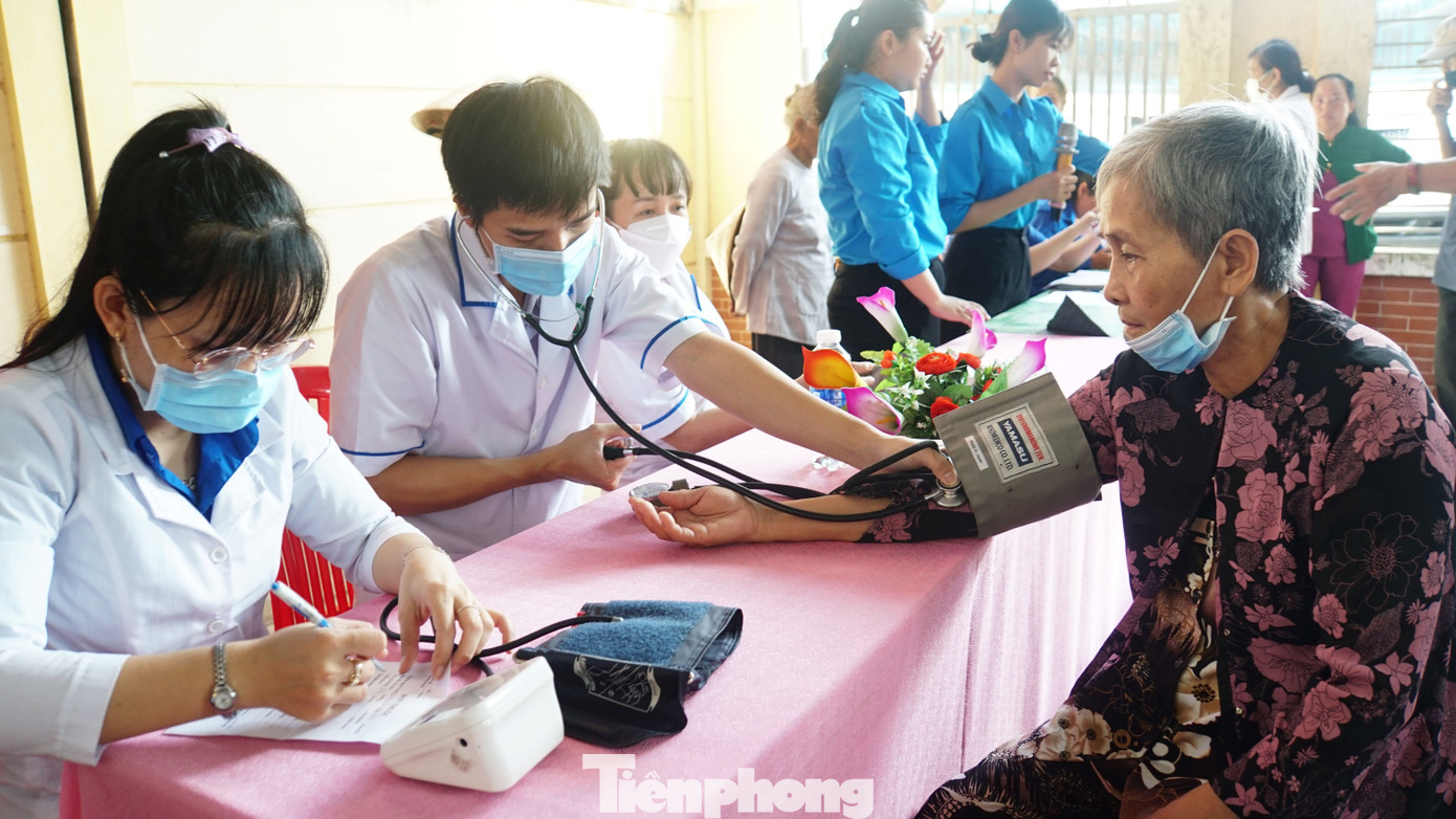 Y, Bác sĩ khám bệnh cho người dân. Ảnh: Hòa Hội