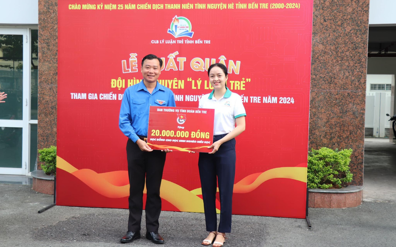 Ban Thường vụ Tỉnh Đoàn Bến Tre trao tặng đội hình 20 triệu đồng kinh phí để tặng học bổng học sinh nghèo trên địa bàn tỉnh. Ban Thường vụ Tỉnh Đoàn Bến Tre trao tặng đội hình 20 triệu đồng kinh phí để tặng học bổng học sinh nghèo trên địa bàn tỉnh.