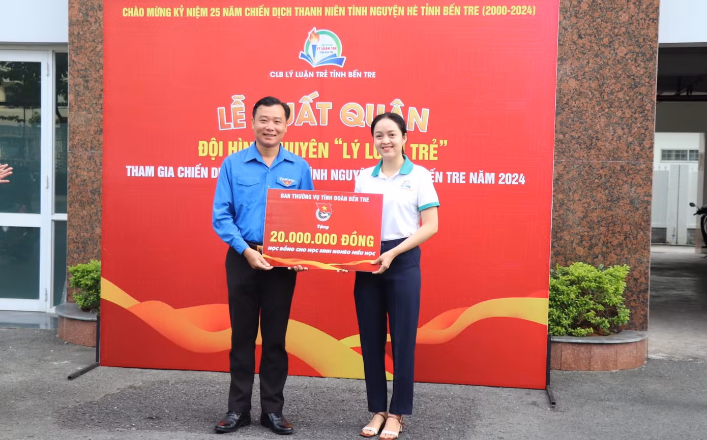 Ban Thường vụ Tỉnh Đoàn Bến Tre trao tặng đội hình 20 triệu đồng kinh phí để tặng học bổng học sinh nghèo trên địa bàn tỉnh.