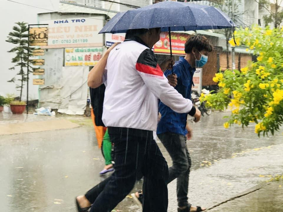 Tình nguyện viên hỗ trợ thí sinh vào phòng thi