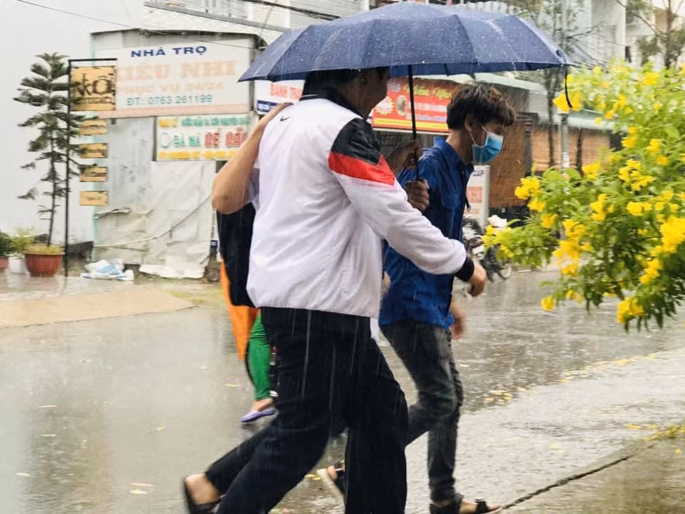 Tình nguyện viên hỗ trợ thí sinh vào phòng thi