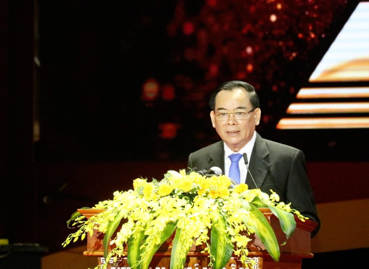 Ông Nguyễn Ngọc Tam, Chủ tịch UBND tỉnh Bến Tre phát biểu Ông Nguyễn Ngọc Tam, Chủ tịch UBND tỉnh Bến Tre phát biểu